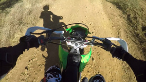 摩托车保护装备的骑手在土路上骑车27秒视频