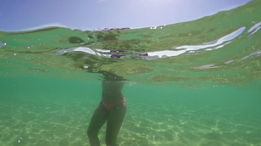 在海水中做发型的时装女郎肖像半水下观景慢动作视频
