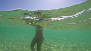 女孩在水下憋气30秒视频
