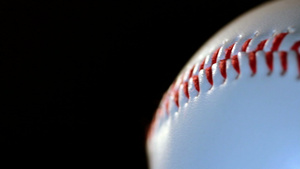 在黑色背景上的棒球一闪而过6秒视频