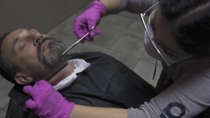 理发师给男子用剪刀剪胡须15秒视频