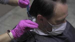 专业美发师在耳朵后面剪头发10秒视频