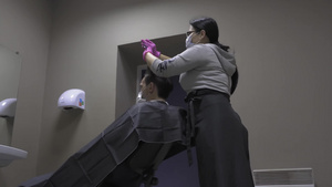 专业美发师准备给一个年轻人做时髦的发型33秒视频