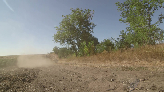 摩托车在泥土地扬长而去视频