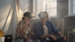 幸福的新婚家庭在虚拟眼镜中描绘装修效果21秒视频