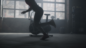 运动型女性开始在健身房跑步23秒视频