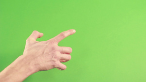 人手在绿色背景上做出姿态12秒视频