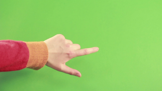拍摄室里的人手隔绝在绿色屏幕上手指背景视频