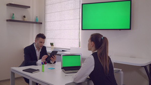 两个商业伙伴坐在办公室的办公桌前18秒视频