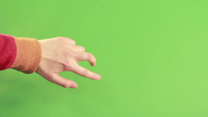摄影棚绿色背景的孤立手势7秒视频