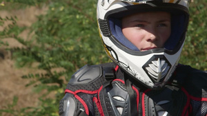 身穿摩托车保护装备紧身衣的年轻赛车手的脸9秒视频