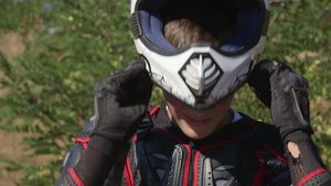 身着摩托车保护装备的年轻赛车手的脸孔穿戴头盔8秒视频