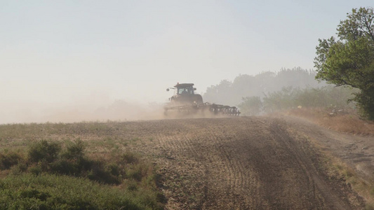农民使用现代农用拖拉机用于田间视频