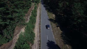 山间树林中行驶而过的汽车15秒视频