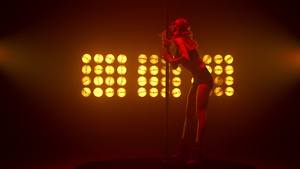 优雅性感专业女歌手在俱乐部展示舞蹈表演11秒视频
