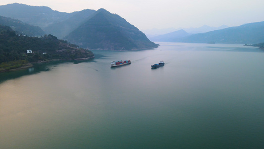 4K航拍长江中轮船满载集装箱向前行驶经济发展视频