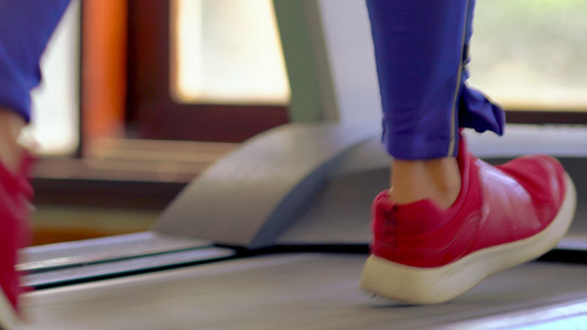 运动女运动员在健身房的跑步机上奔跑视频