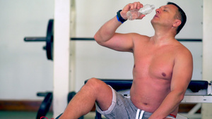 运动男子从塑料瓶中喝水23秒视频