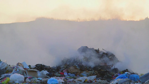 燃烧垃圾场产生的有毒烟雾升入空中25秒视频