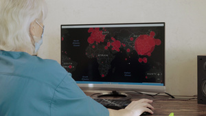 戴面具的女子在科罗纳夫鲁斯地图上工作20秒视频