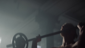 做反向握杠铃卷曲锻炼的举重男性运动员11秒视频