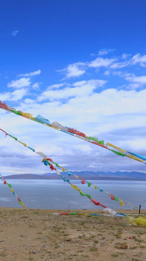 湖畔飘动的经幡延时视频西藏旅游17秒视频