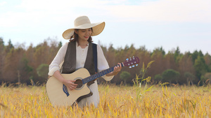 美女在稻田里开心弹吉他41秒视频