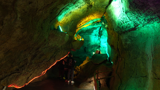 山东临沂5A级旅游地下大峡谷欣赏溶洞风景的游客4k素材视频