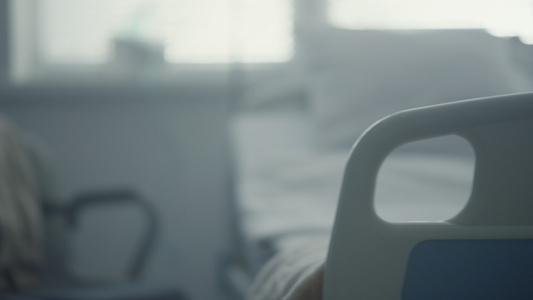 重症监护室特写镜头中空荡荡的病床视频