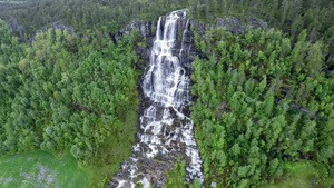 自然瀑布空中视角7秒视频