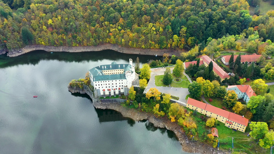 鸟瞰Orlik城堡位于美丽的秋季自然中的Orlik视频