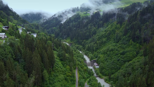 美丽的奥述风景山间峡谷中的小河Austrian自然视频