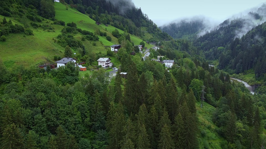 美丽的奥述风景山间峡谷中的小河Austrian自然视频