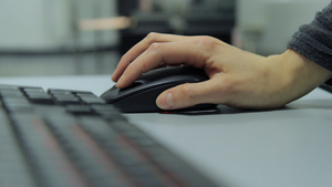 办公室工作人员在使用计算机有线鼠标5秒视频