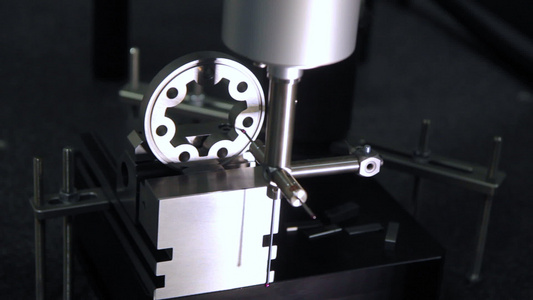 机械部件制造的自动化过程视频
