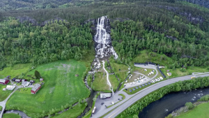 航拍远景挪威的瀑布11秒视频