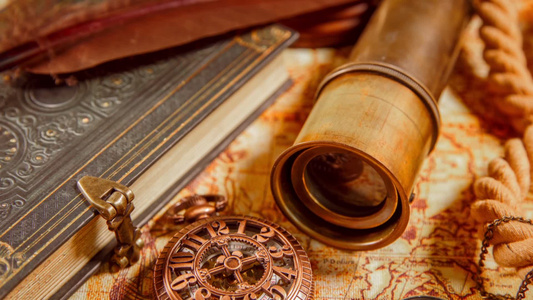 古代世界地图上的旧书罗盘望远镜和袖珍手表视频