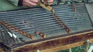 音乐家用传统的西姆巴伦琴演奏传统乐器16秒视频