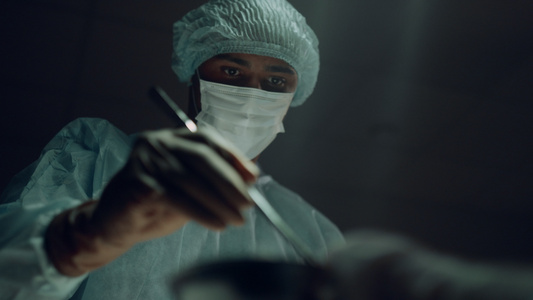 外科医生在诊所进行外科手术视频