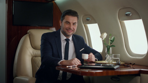 自信的商务男性白领享受飞机旅行11秒视频