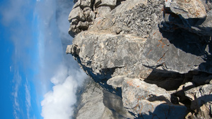 登山者从岩峰顶上30秒视频