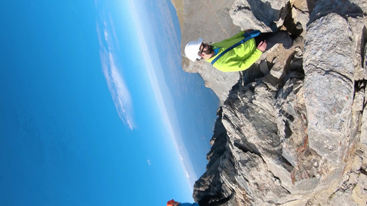 攀登在奥林匹斯山上登山米蒂卡斯希腊最高的山峰垂直方向视频