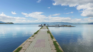 移动在奥赫里德湖的渔夫港有平静的水反射和蓝天空29秒视频