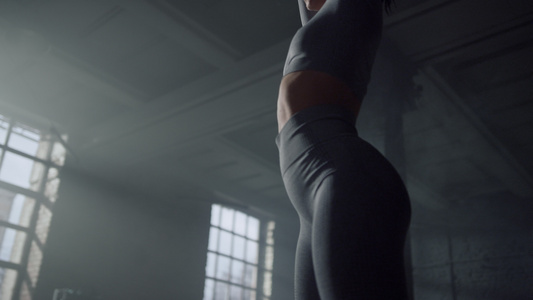 女性运动员在有氧运动前伸展身体视频