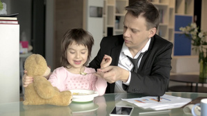 父亲喂小女儿吃饭12秒视频