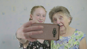 与外祖母自拍的少女和少女18秒视频