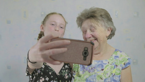 与祖母在智能手机上自拍的十几岁22秒视频