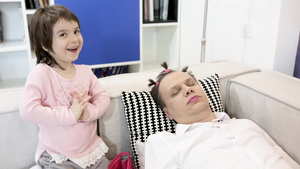 小女儿给睡梦中的父亲化妆6秒视频