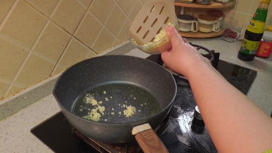 做饭处理豇豆蒜蓉豇豆视频