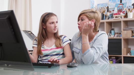 年轻女孩与家庭作业相混淆她的父母试图提供帮助视频